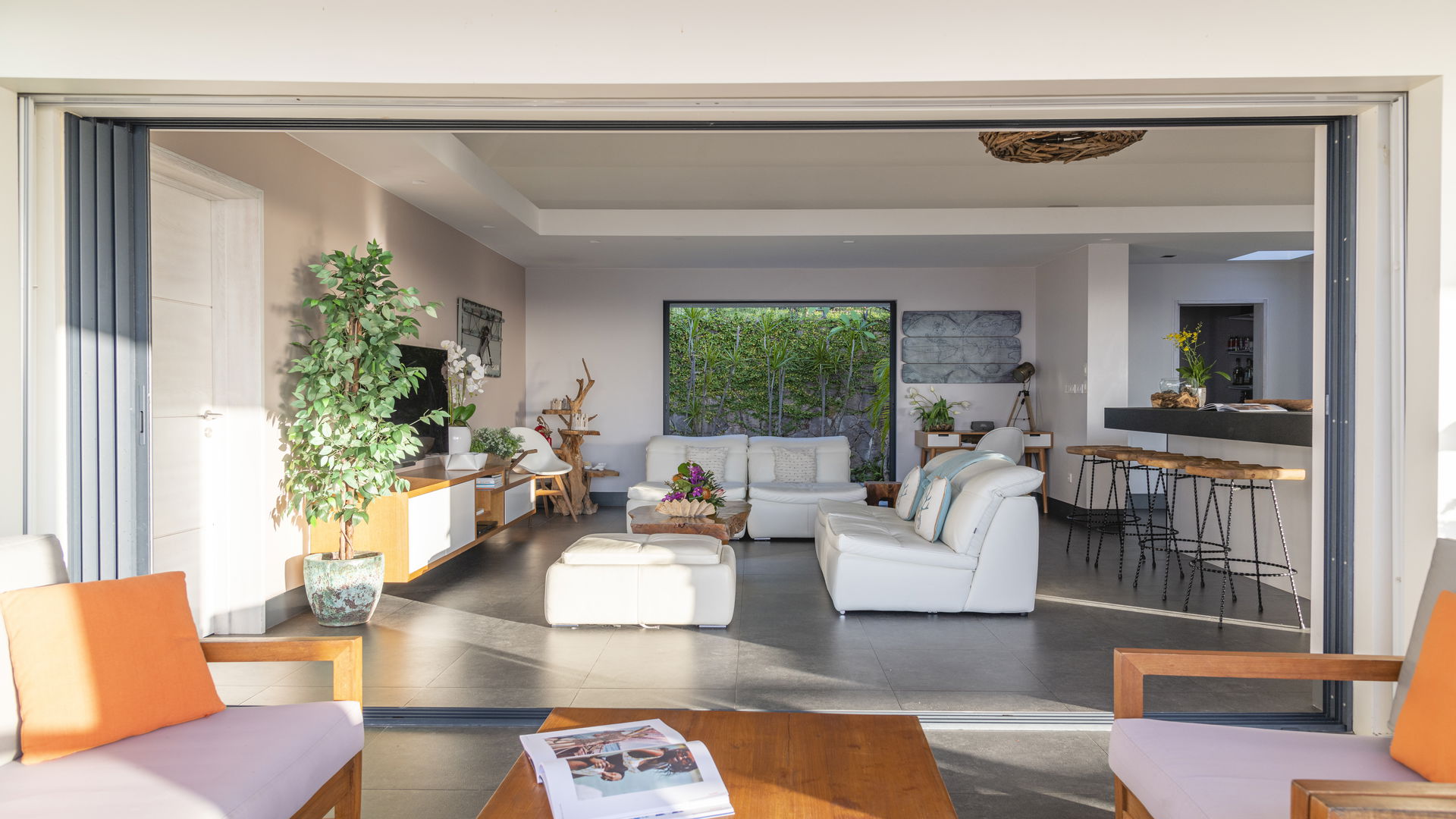 OUTDOOR LOUNGE AREA