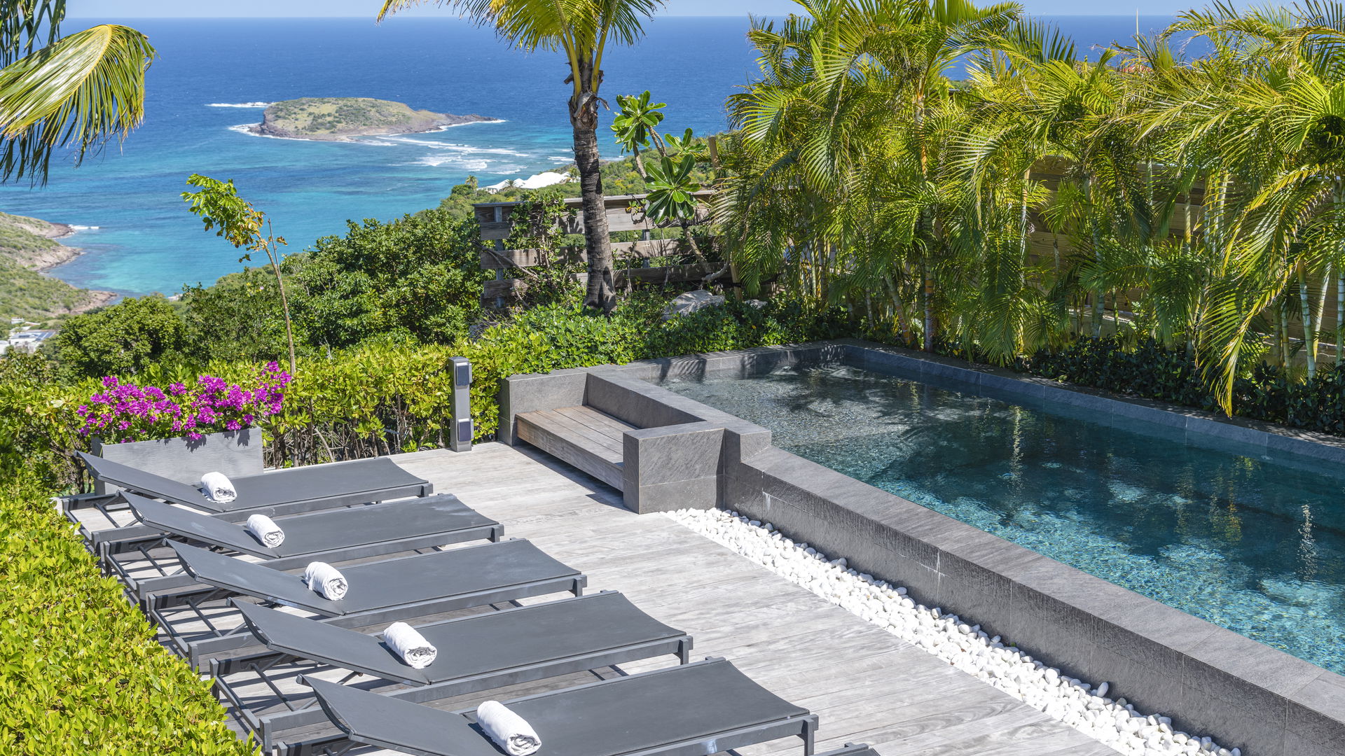 POOL & TERRACE