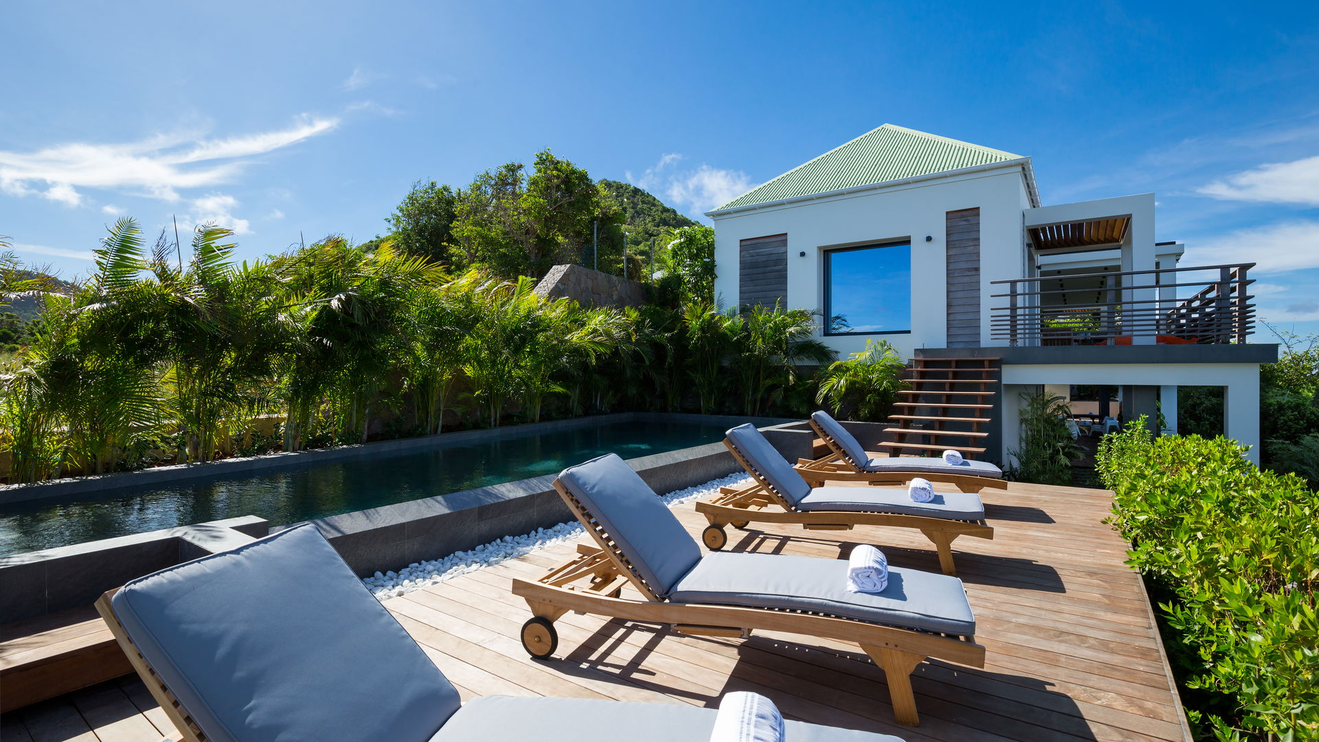 POOL & TERRACE