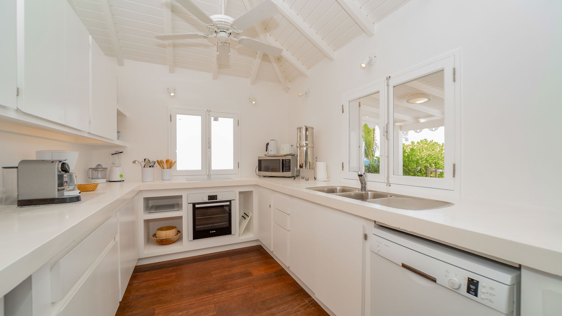 KITCHEN & DINING AREA