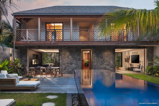 VILLA EMF BY NIGHT 1