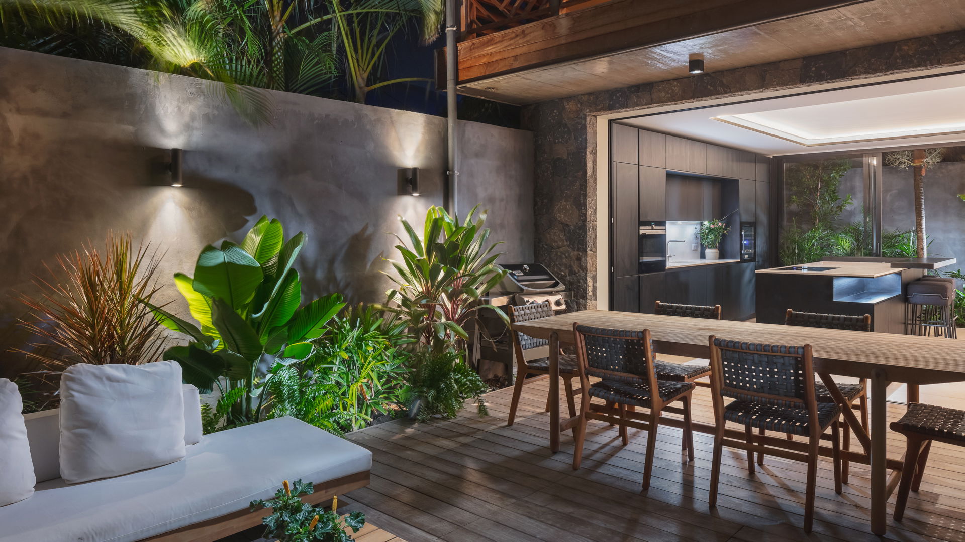 KITCHEN & DINING AREA