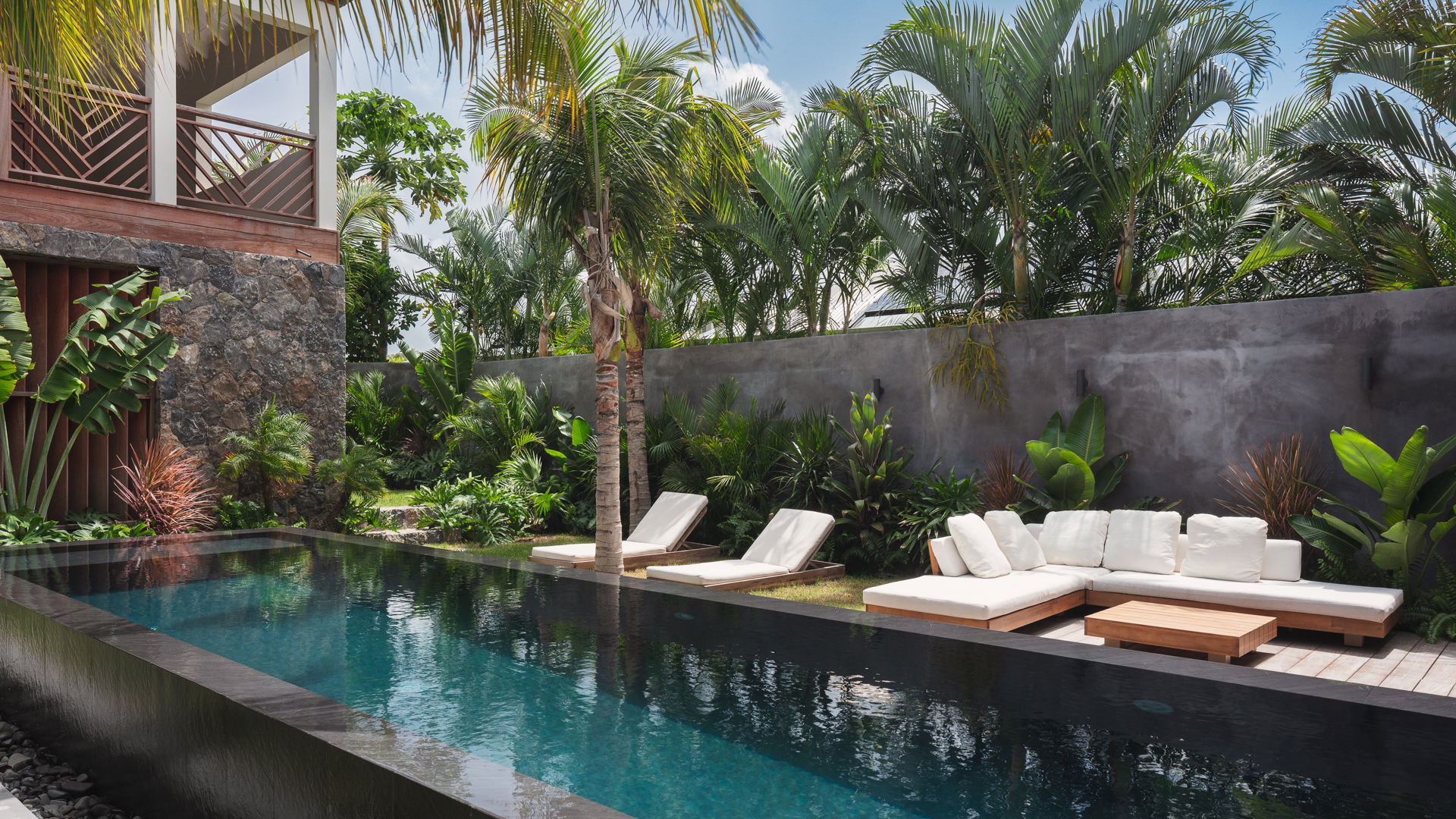 POOL & TERRACE