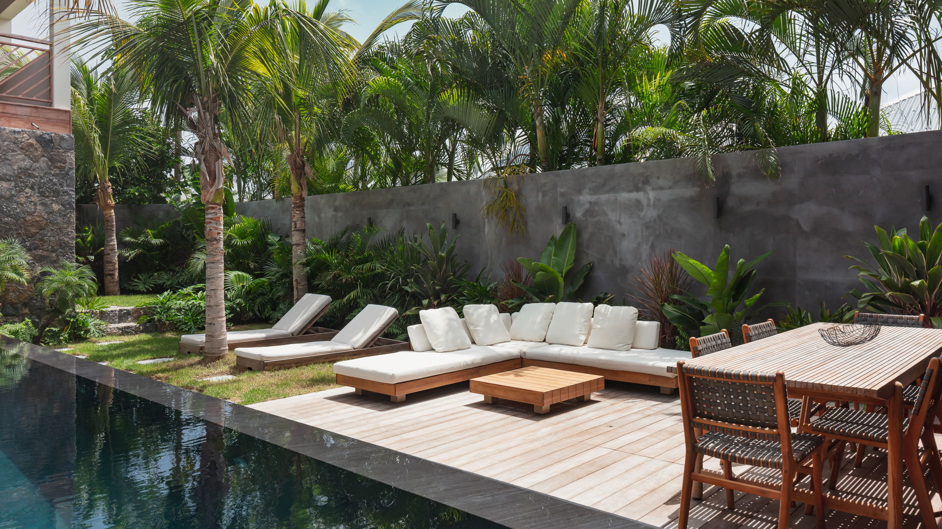 POOL & TERRACE