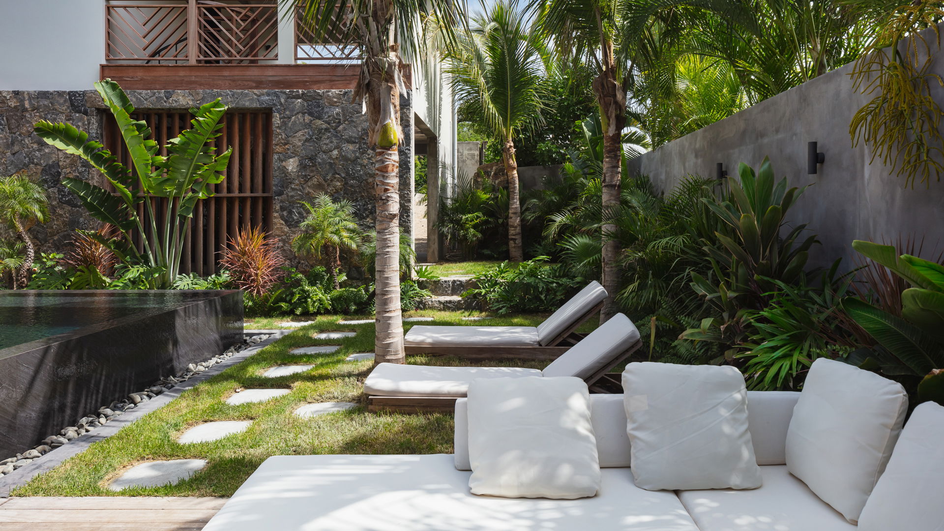 POOL & TERRACE