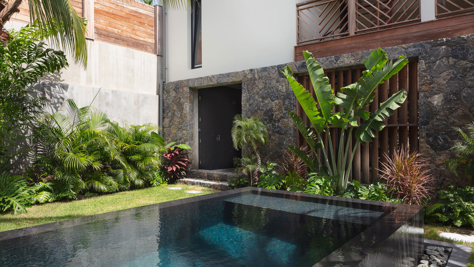 POOL & TERRACE
