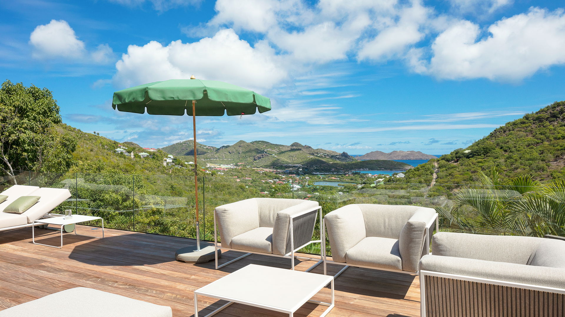 POOL & TERRACE
