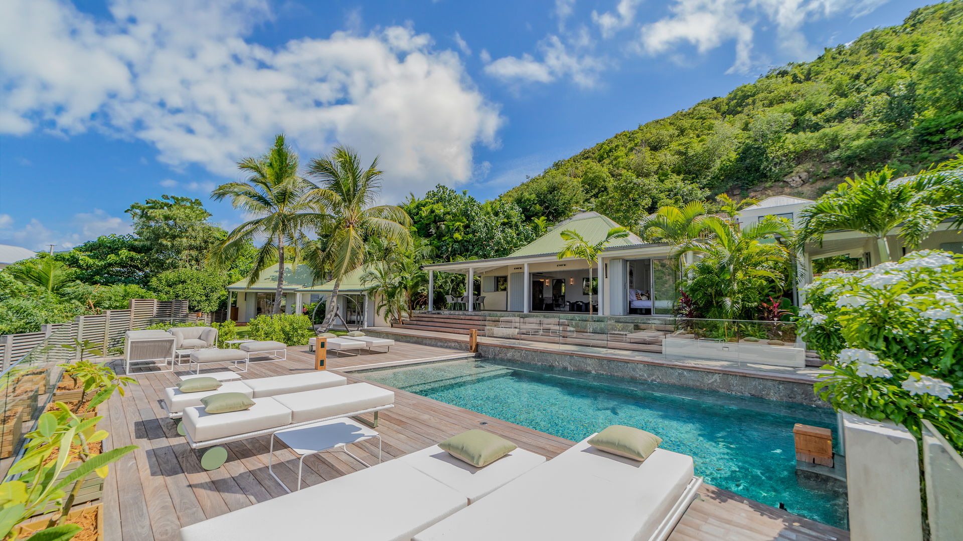 POOL & TERRACE