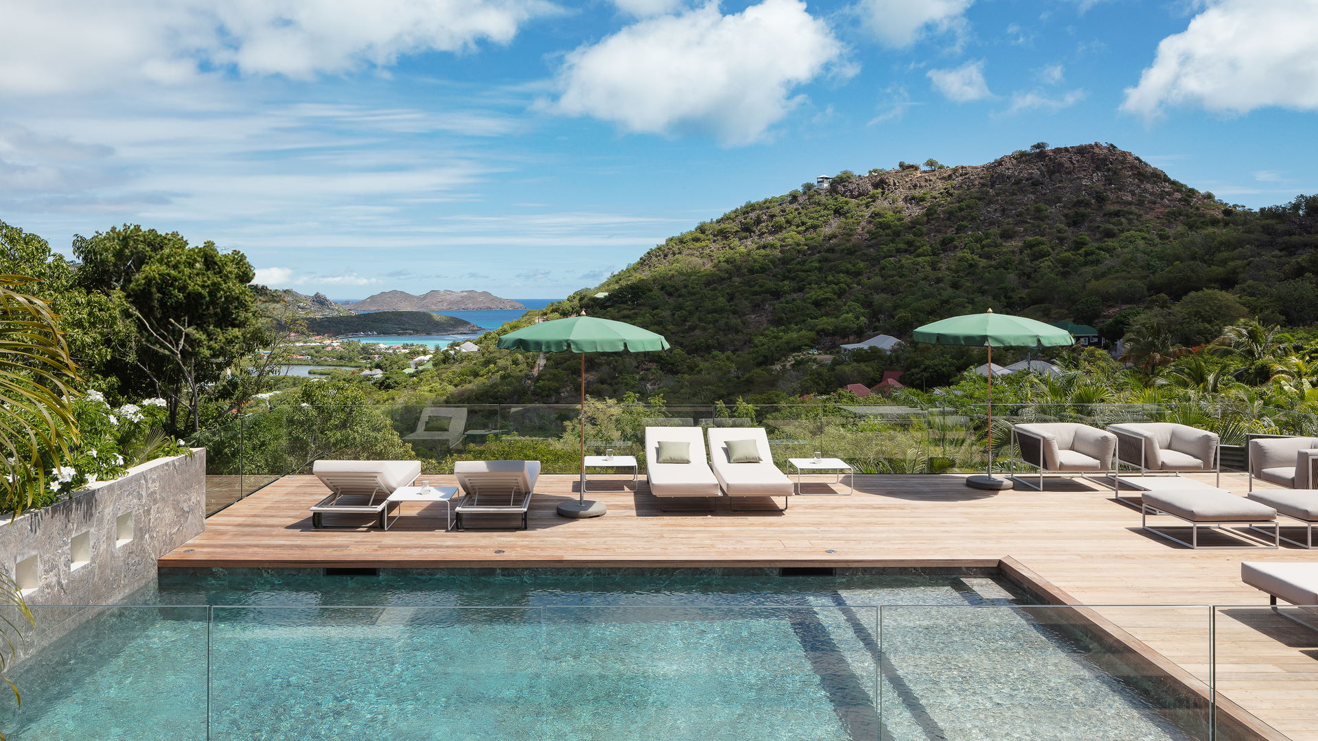 POOL & TERRACE