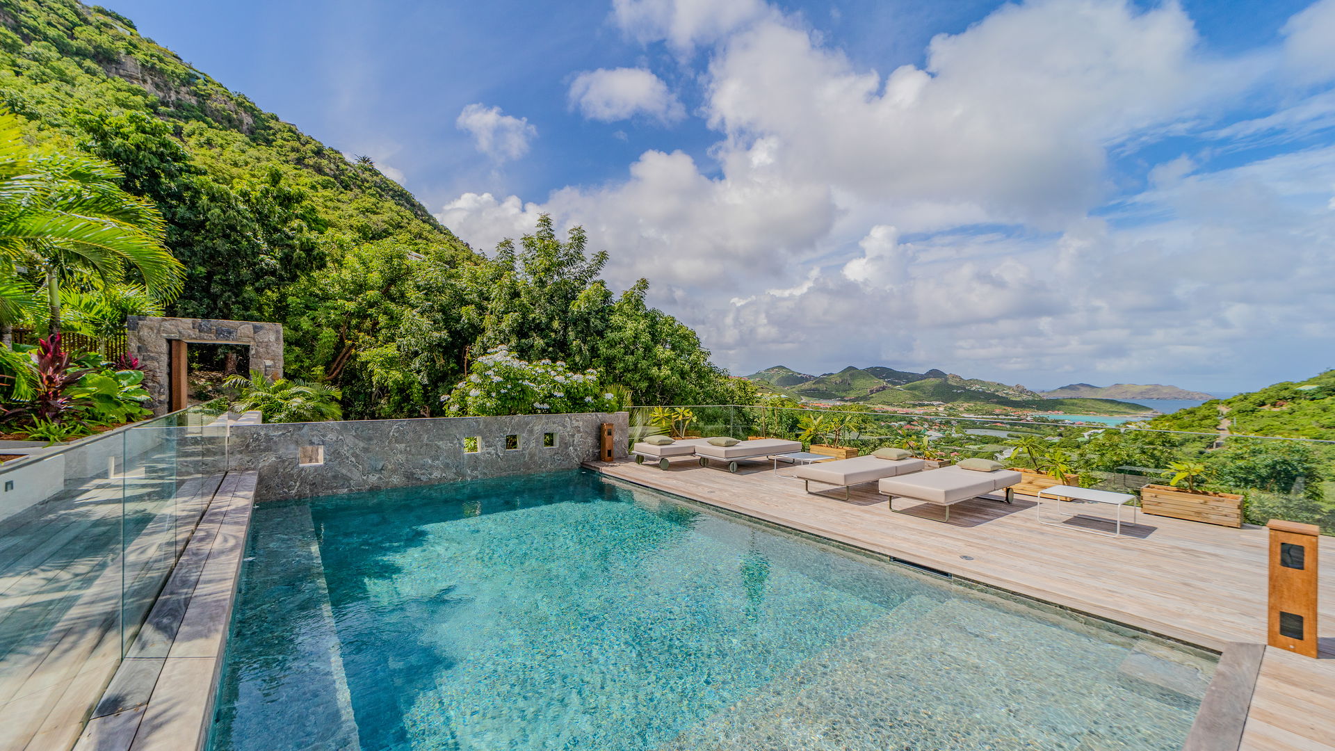 POOL & TERRACE