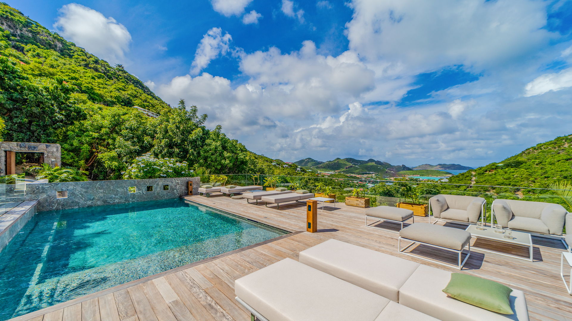 POOL & TERRACE