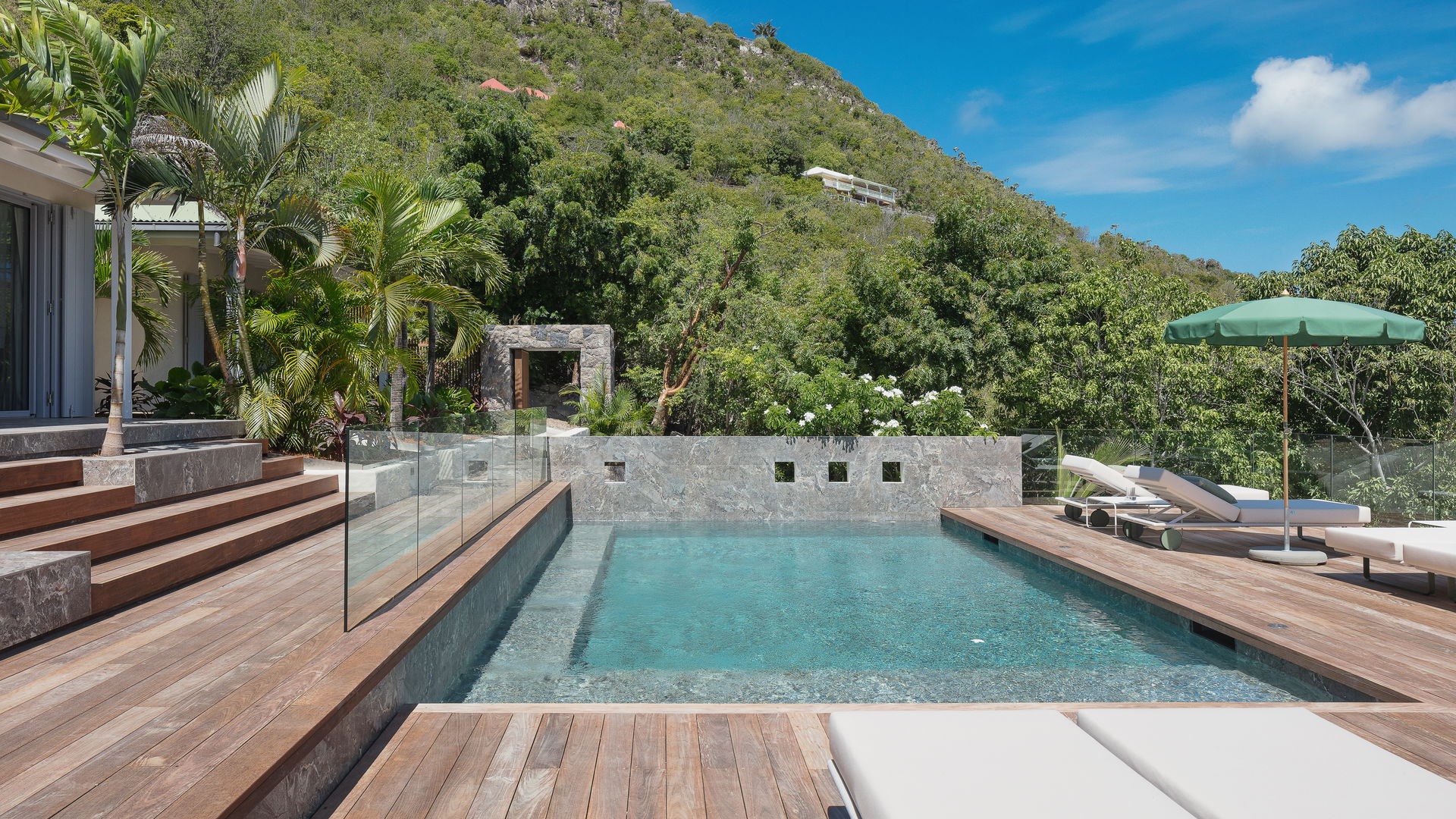 POOL & TERRACE