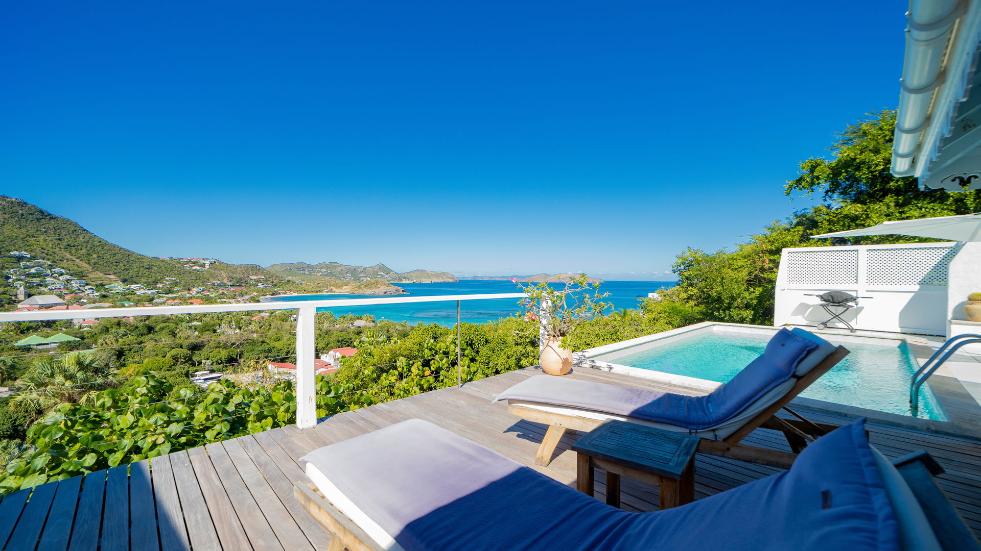 POOL & TERRACE