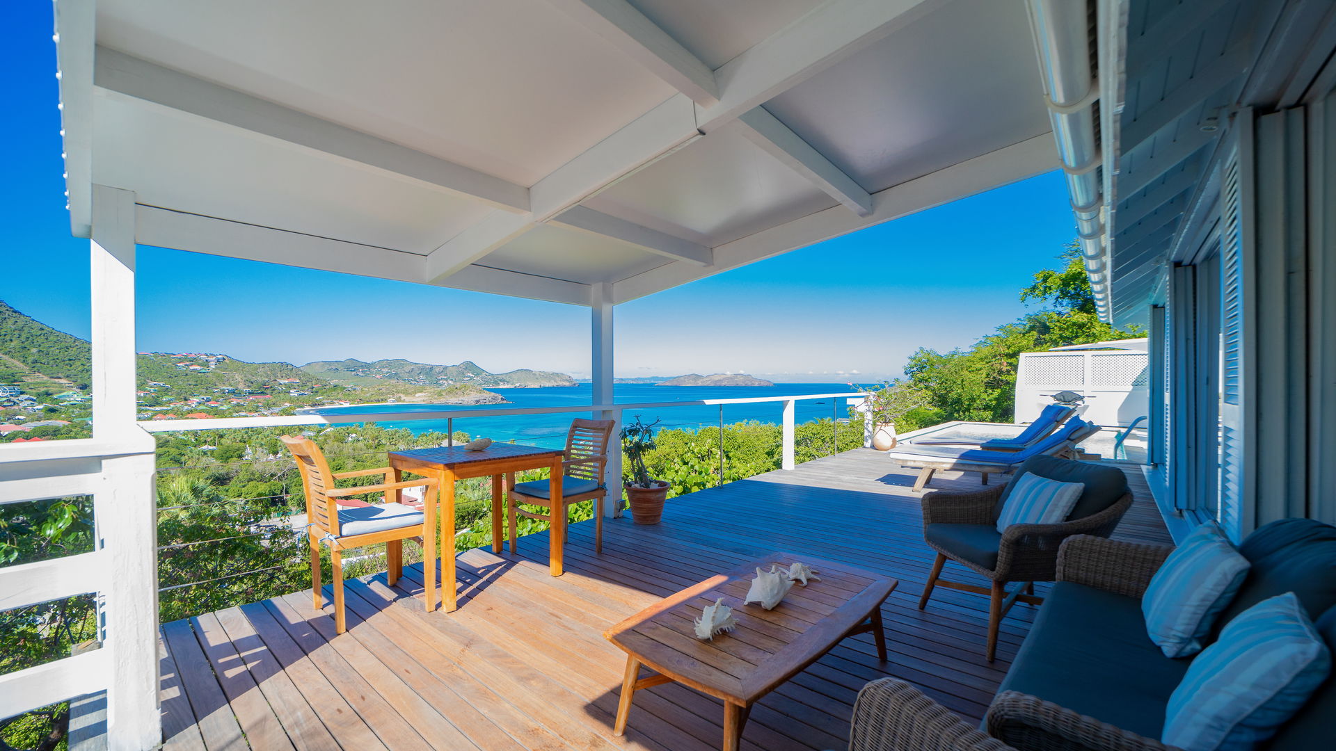 POOL & TERRACE