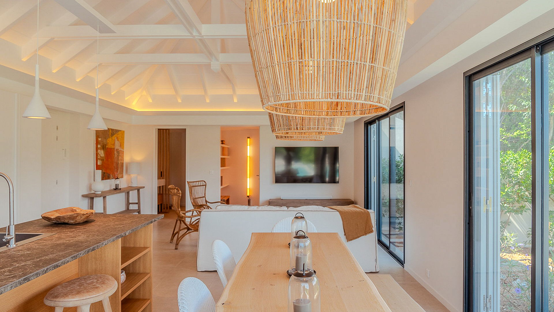 KITCHEN & DINING AREA