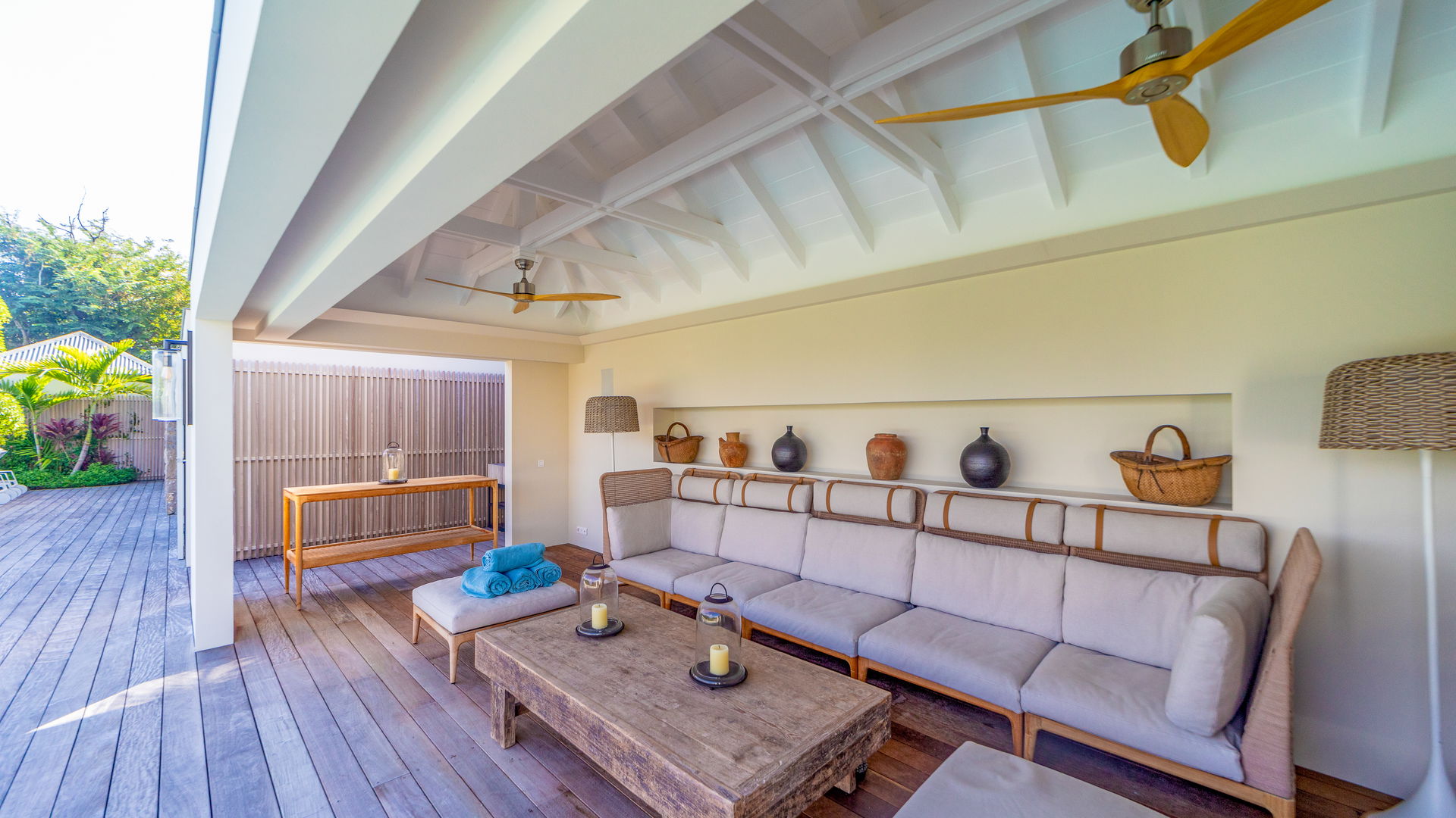 OUTDOOR LOUNGE AREA