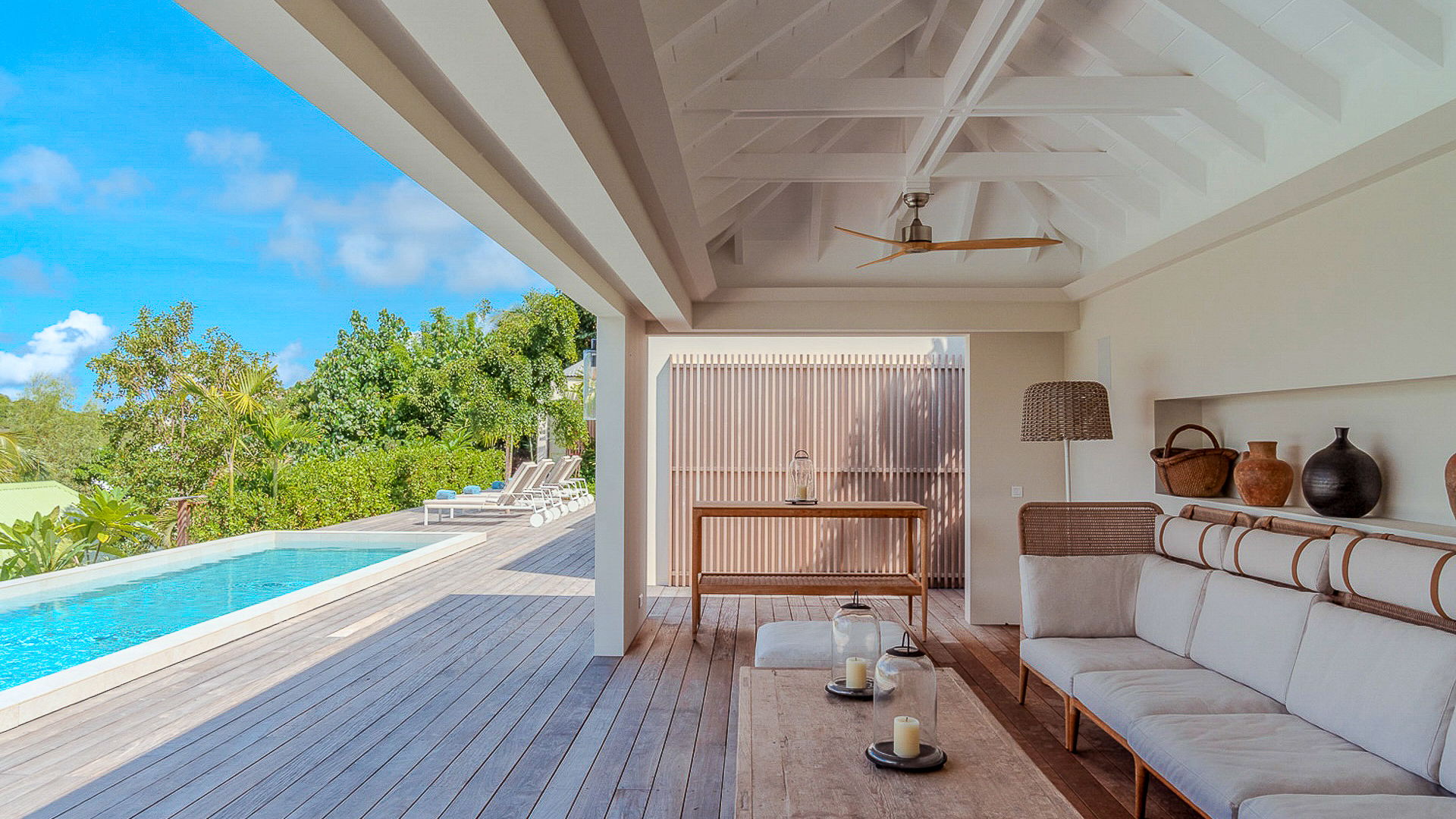 OUTDOOR LOUNGE AREA