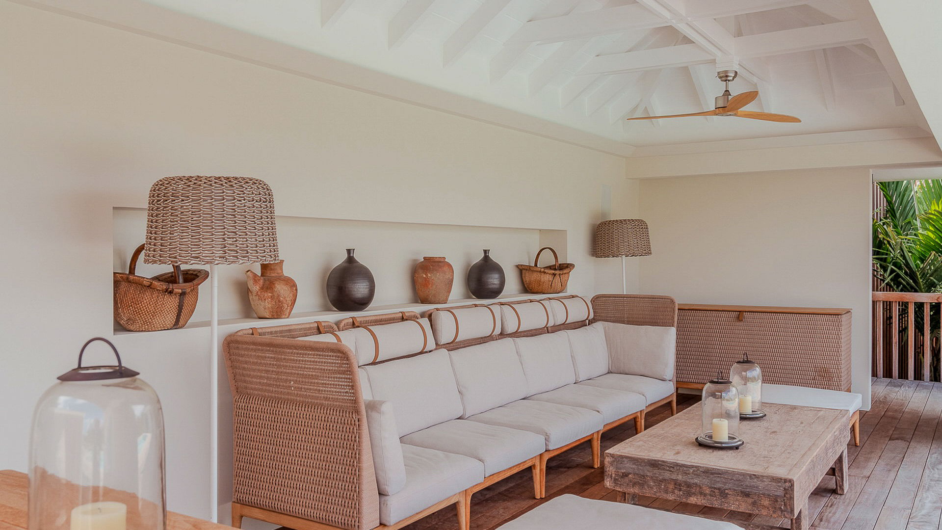 OUTDOOR LOUNGE AREA