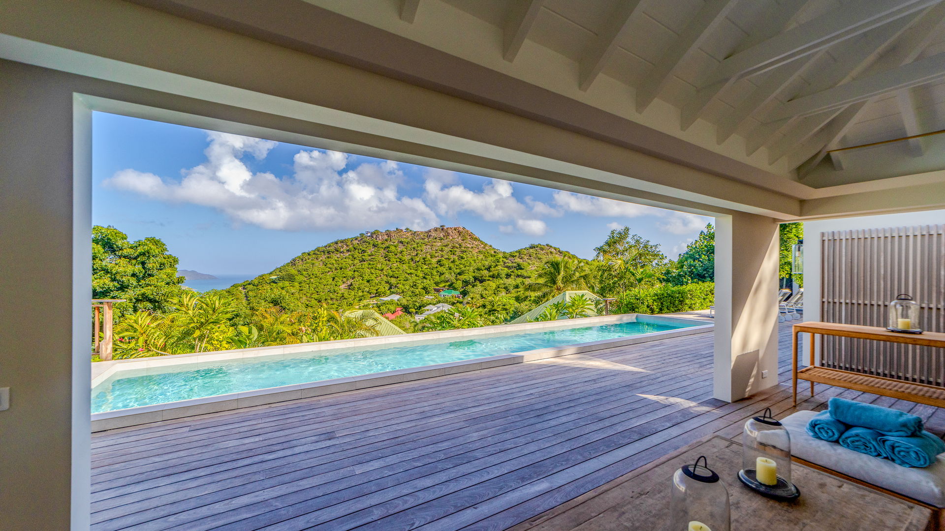 OUTDOOR LOUNGE AREA