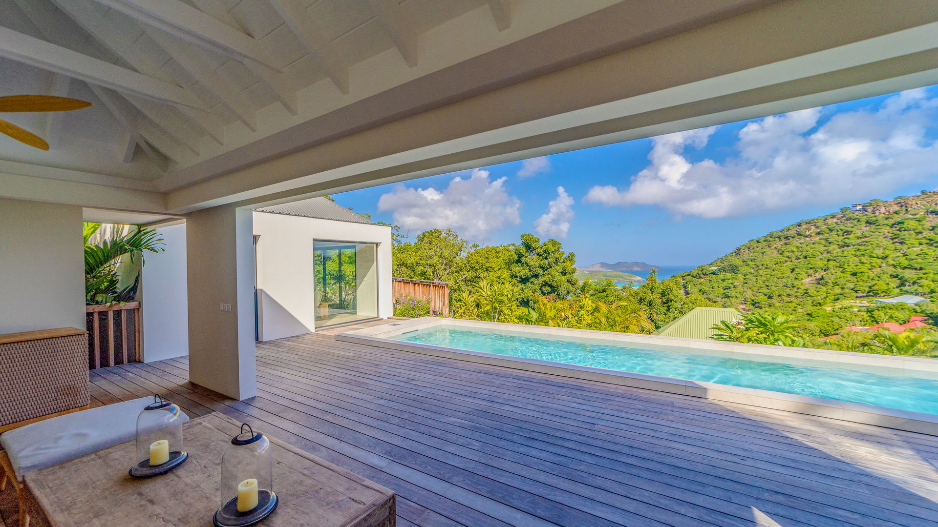 OUTDOOR LOUNGE AREA