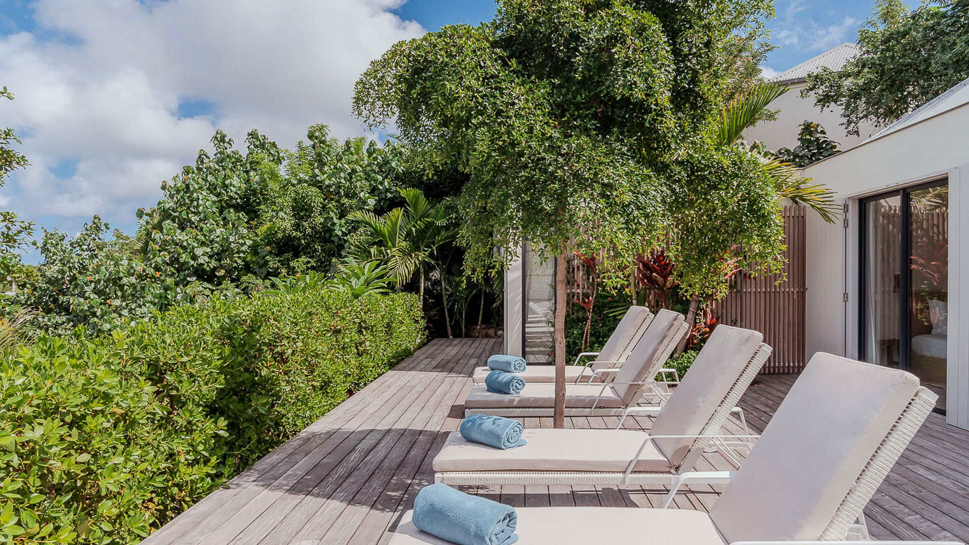 POOL & TERRACE