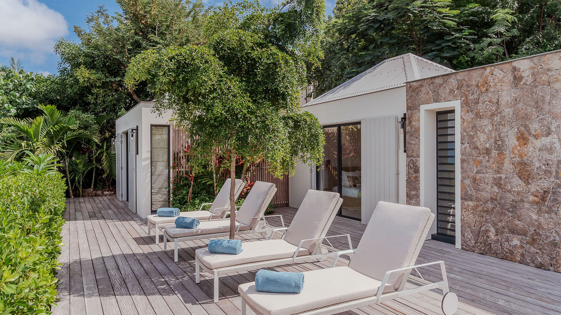 POOL & TERRACE