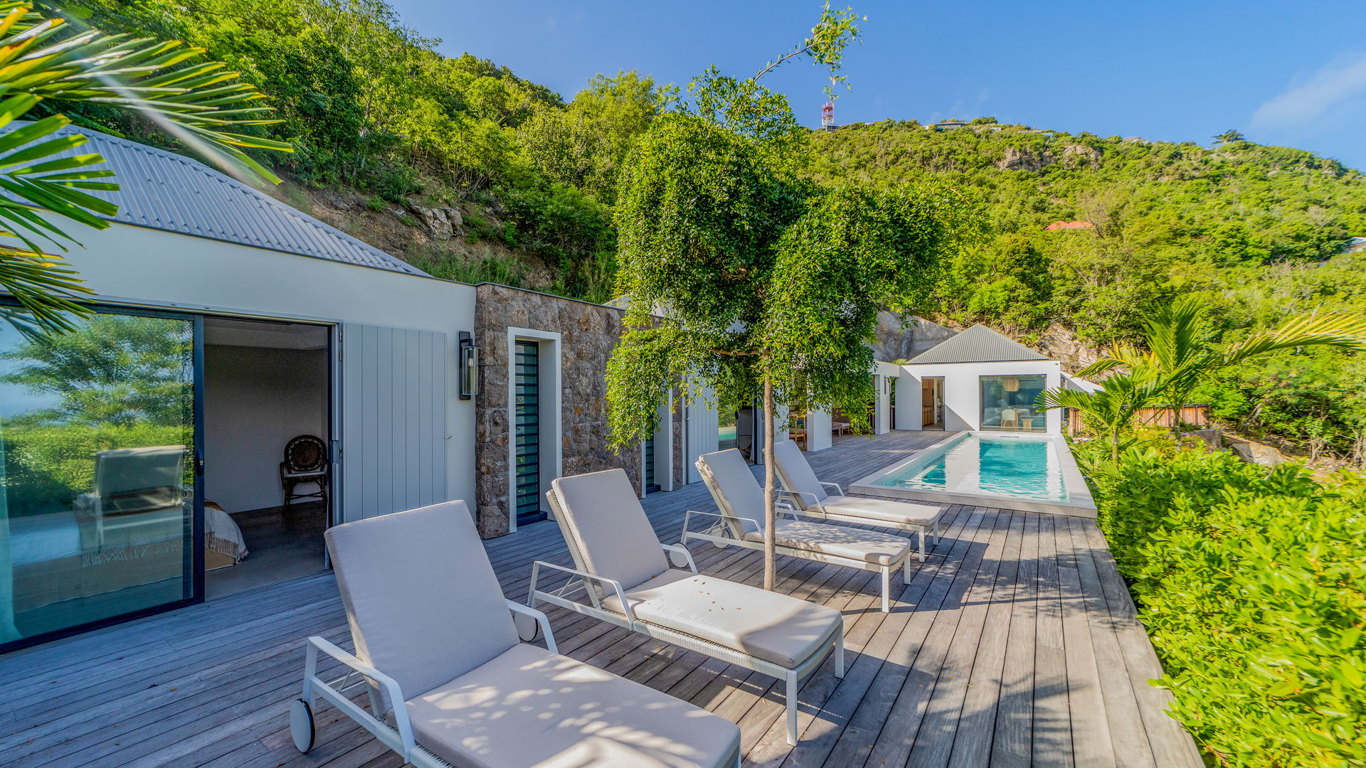 POOL & TERRACE
