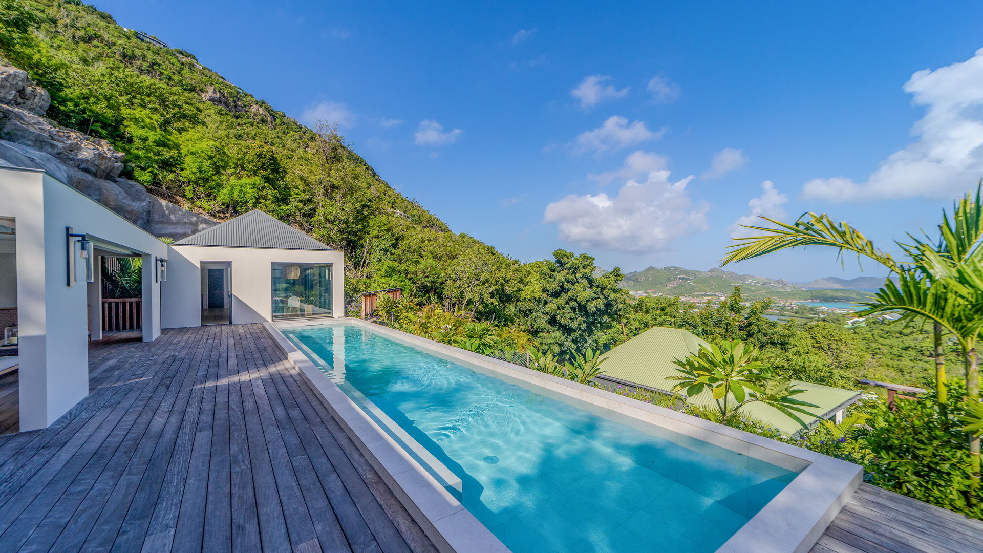 POOL & TERRACE