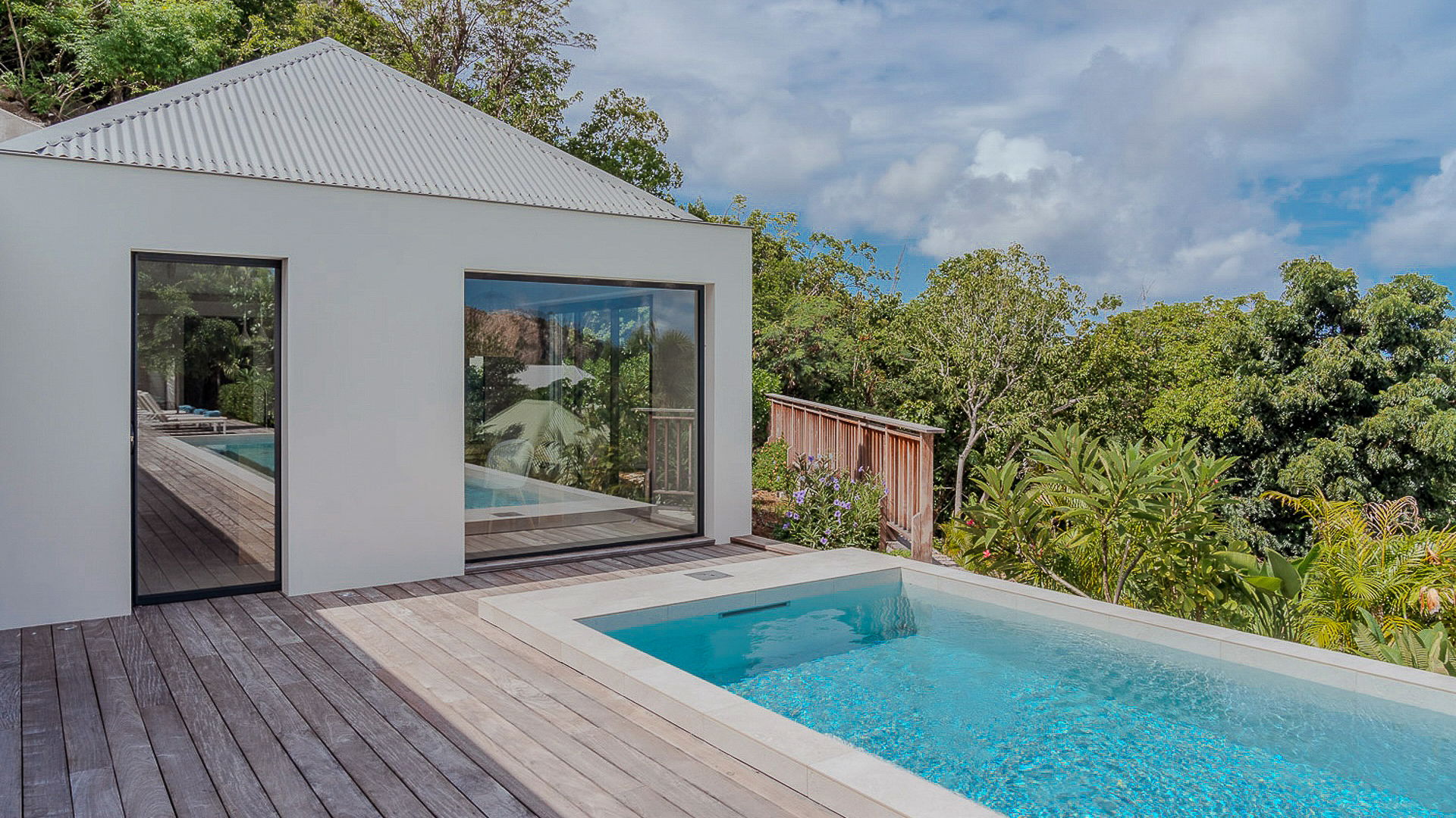POOL & TERRACE