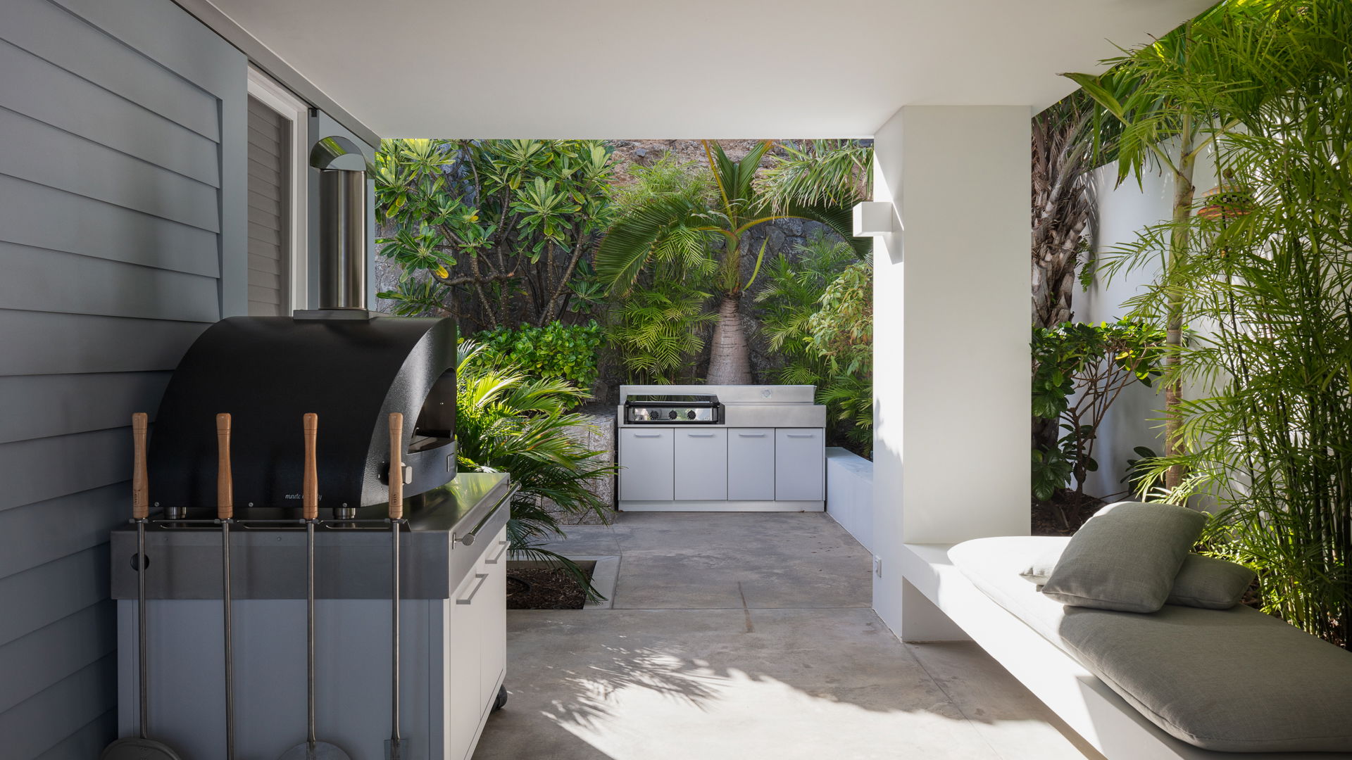 KITCHEN & DINING AREA