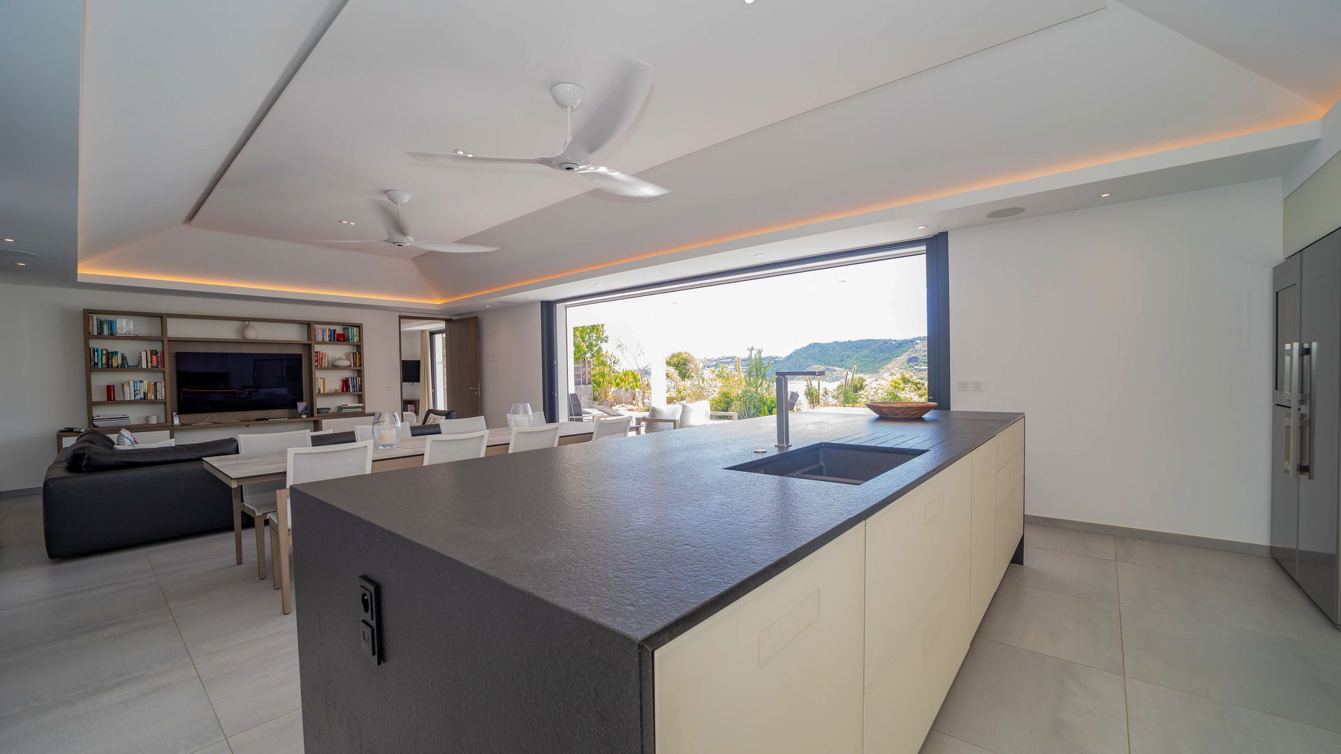 KITCHEN & DINING AREA