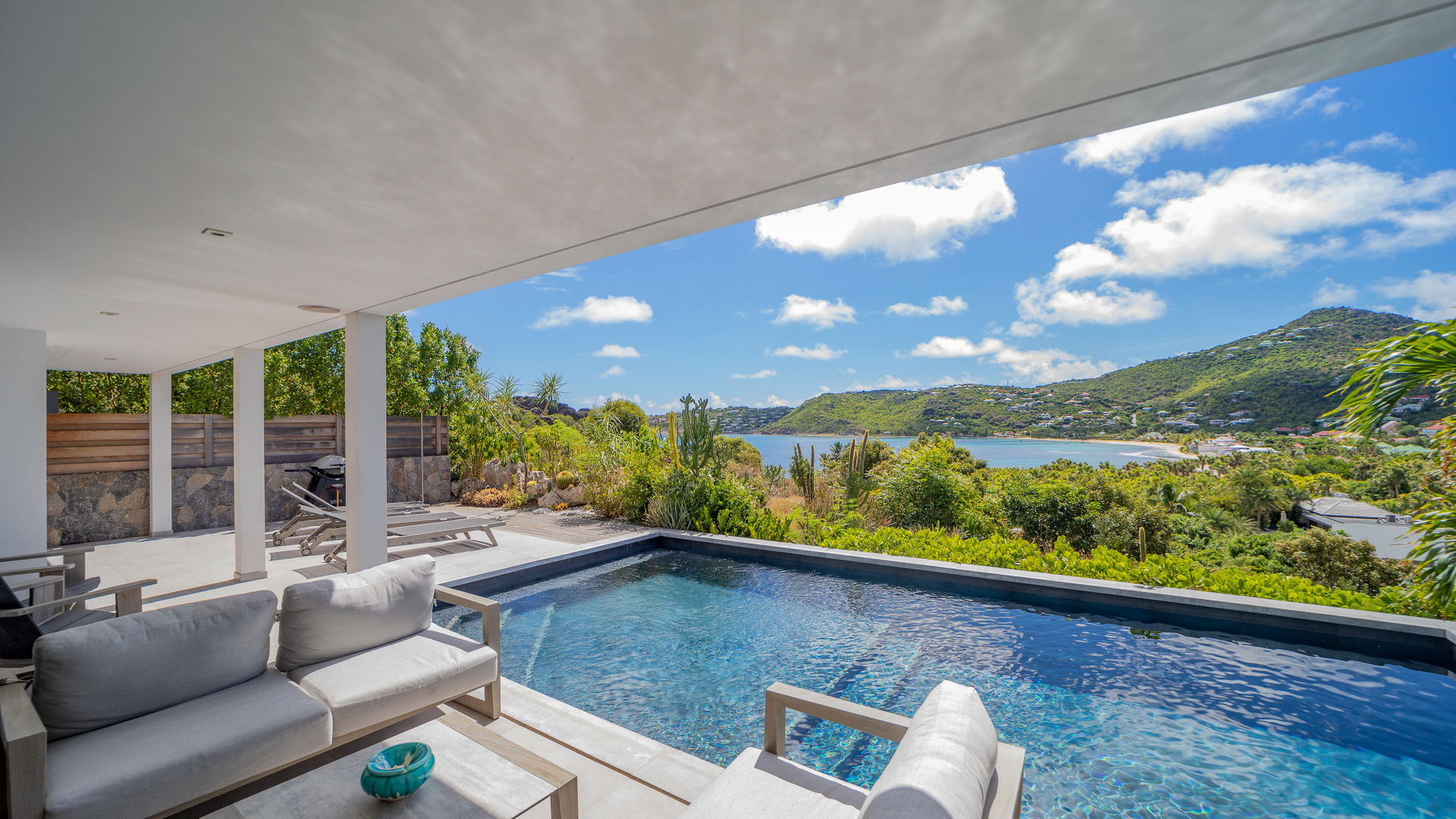 POOL & TERRACE