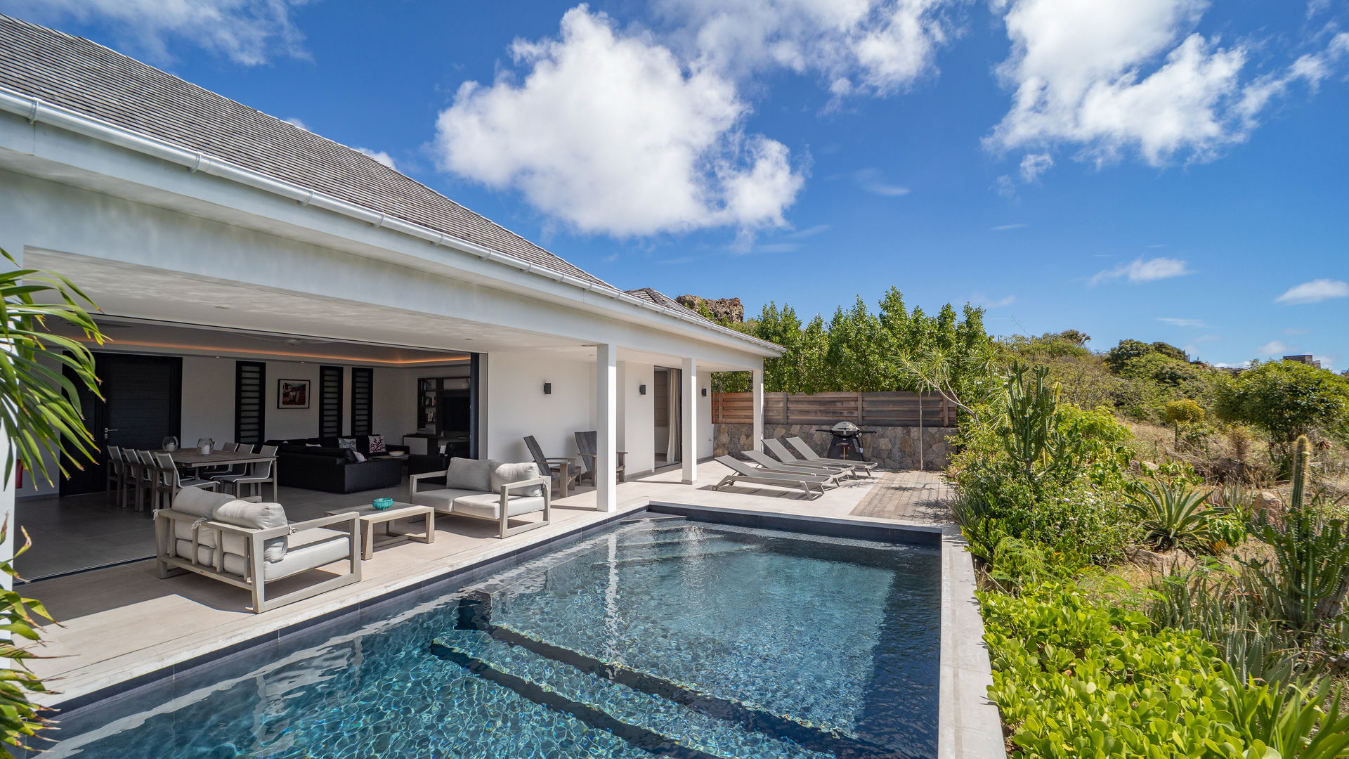 POOL & TERRACE