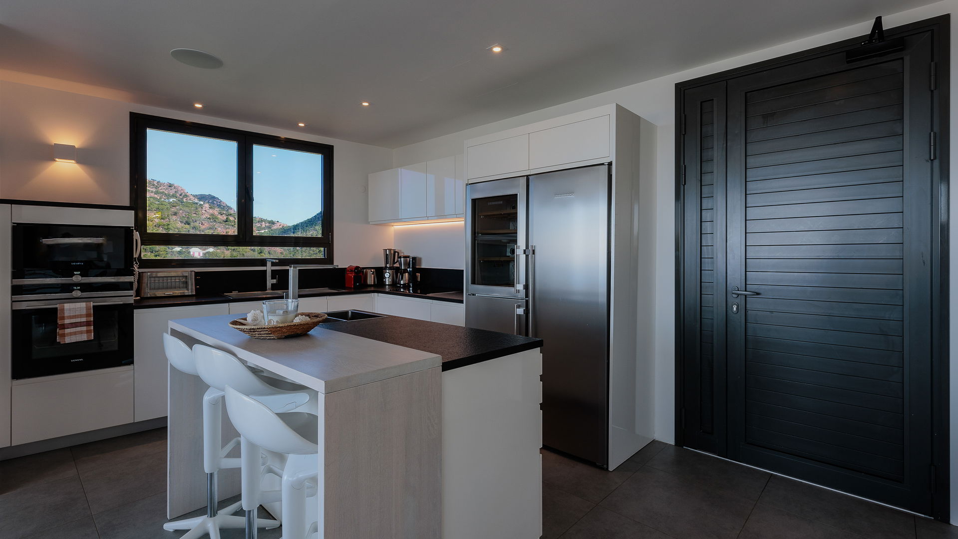 KITCHEN & DINING AREA