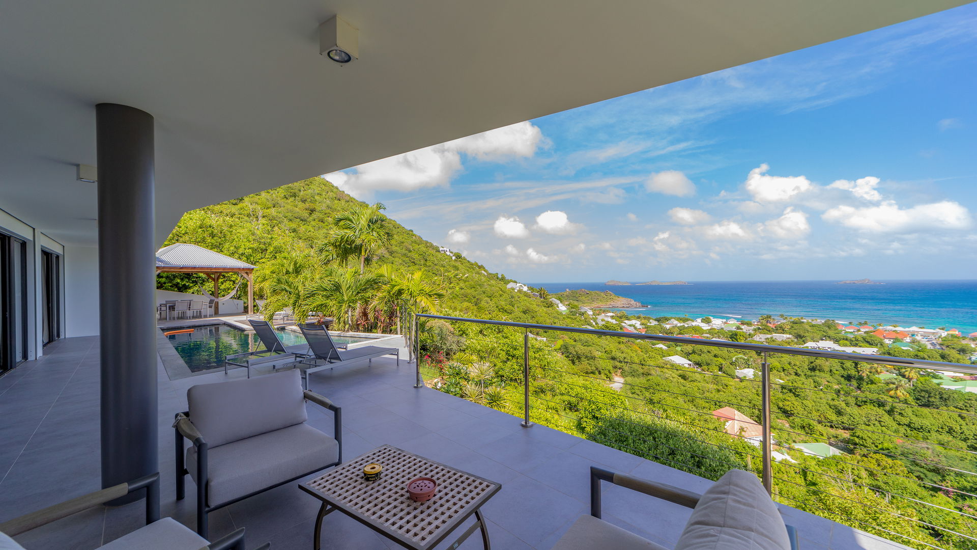 OUTDOOR LOUNGE AREA