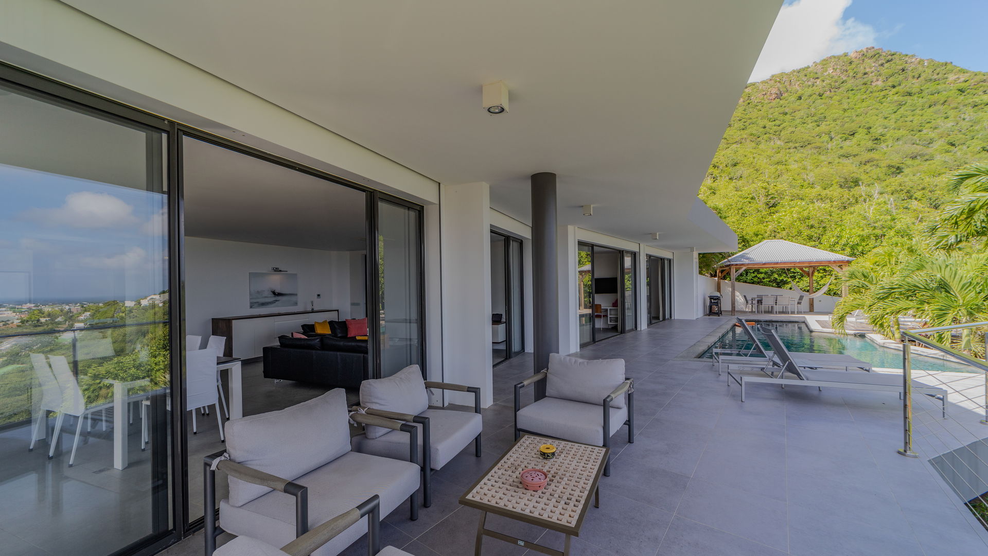 OUTDOOR LOUNGE AREA