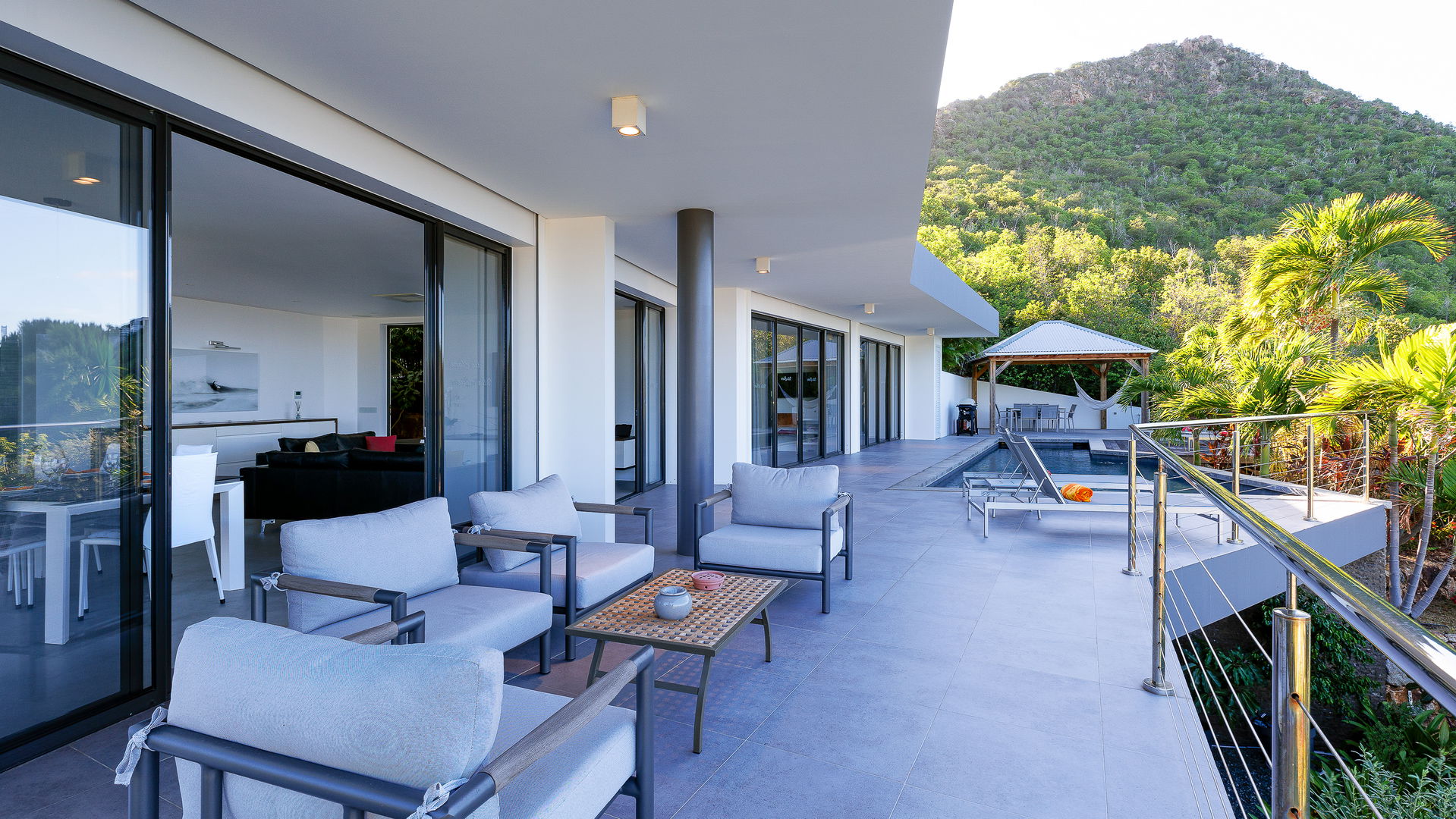 OUTDOOR LOUNGE AREA