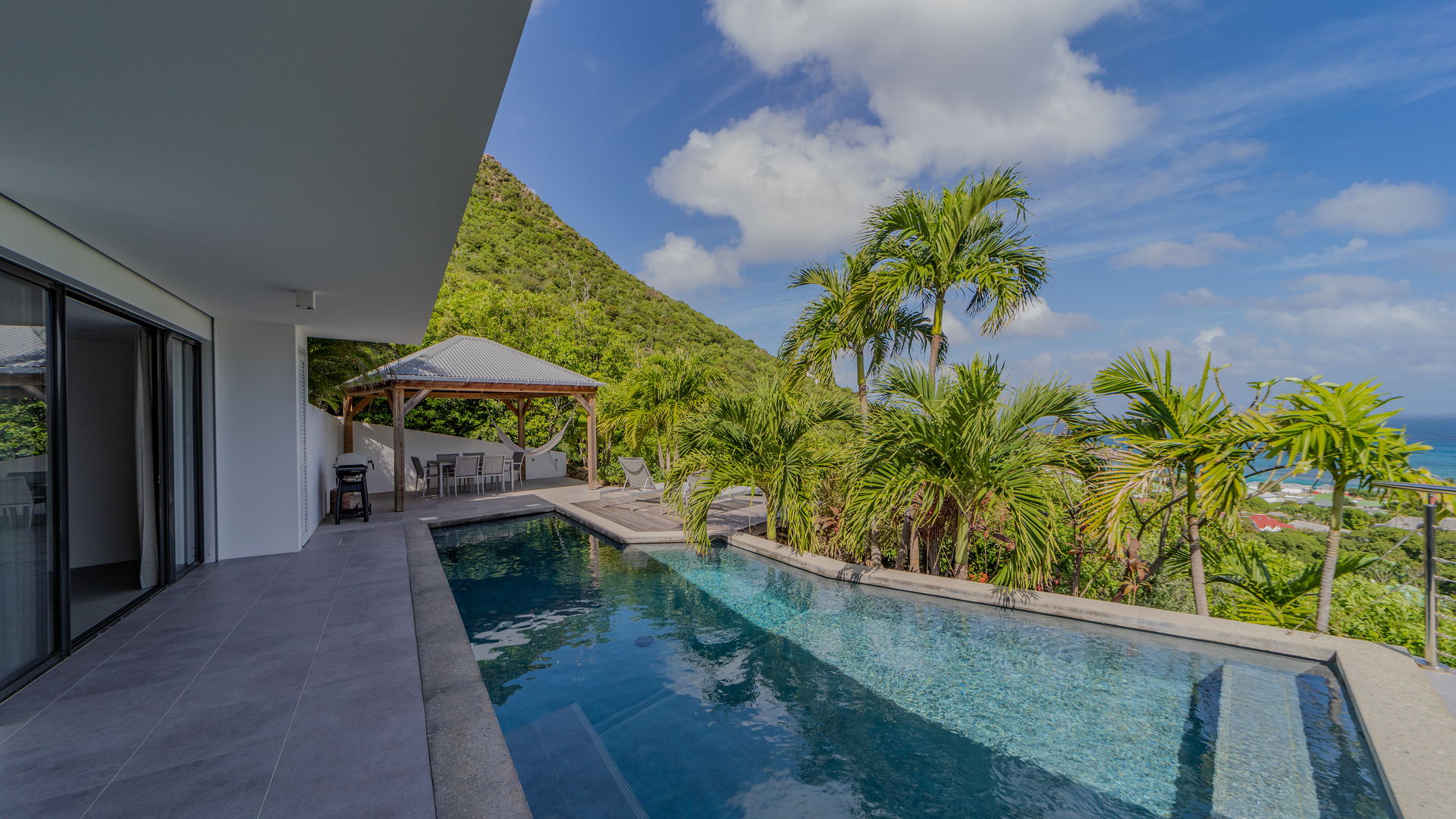 POOL & TERRACE