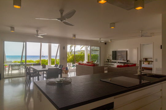 VILLA LES BASSES KITCHEN & DINING AREA 4