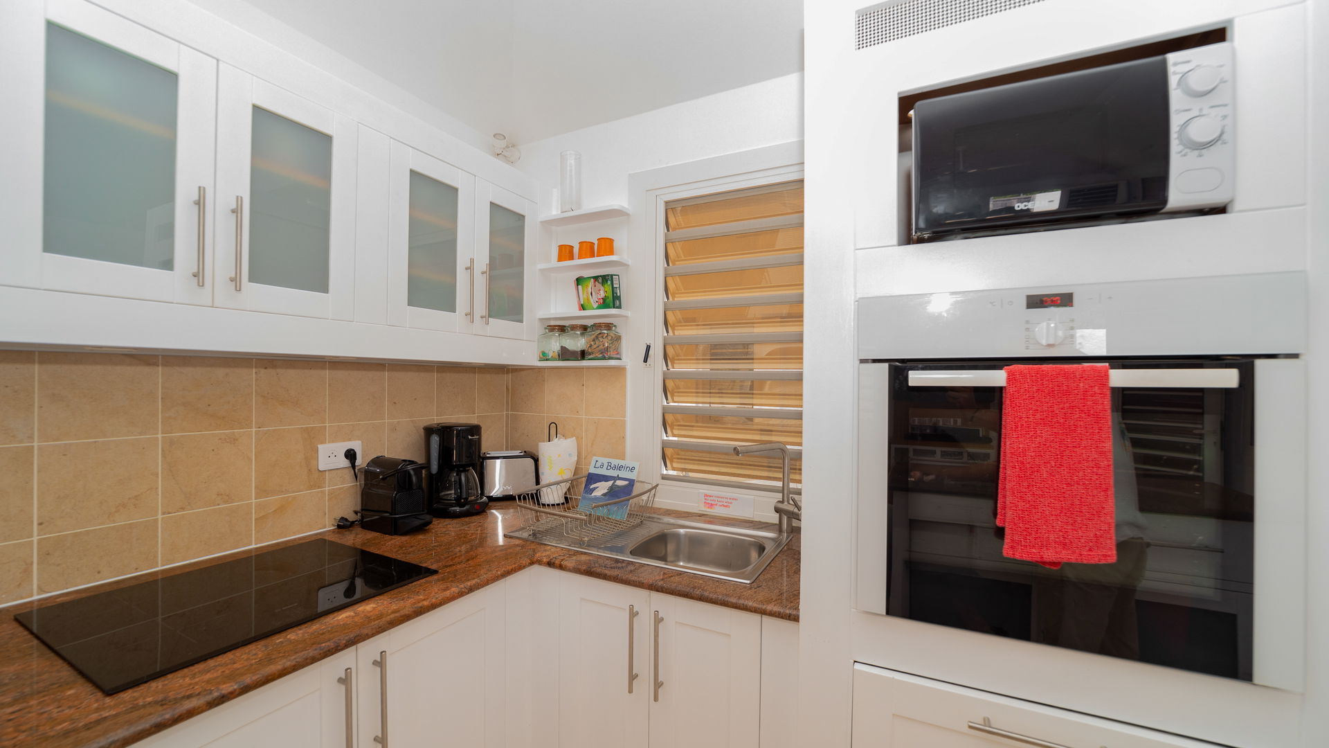 KITCHEN & DINING AREA