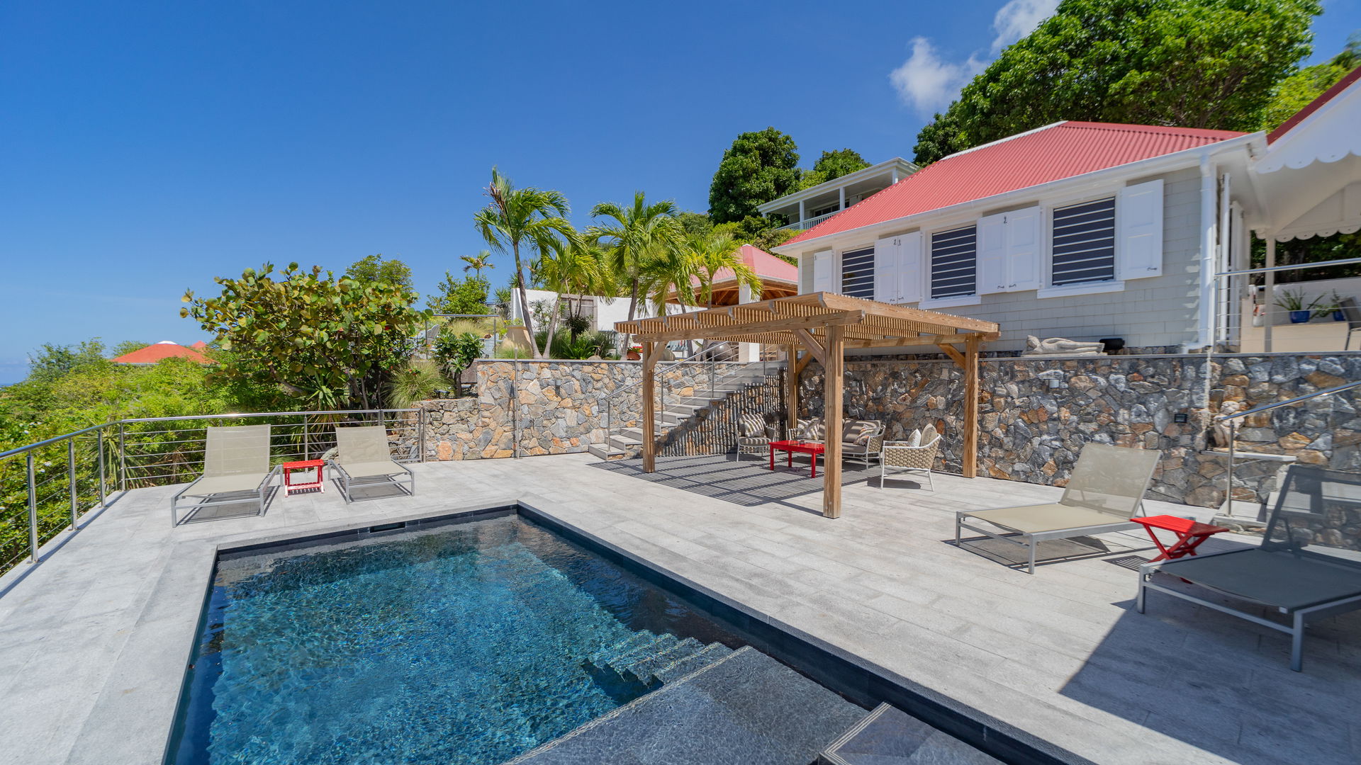 POOL & TERRACE