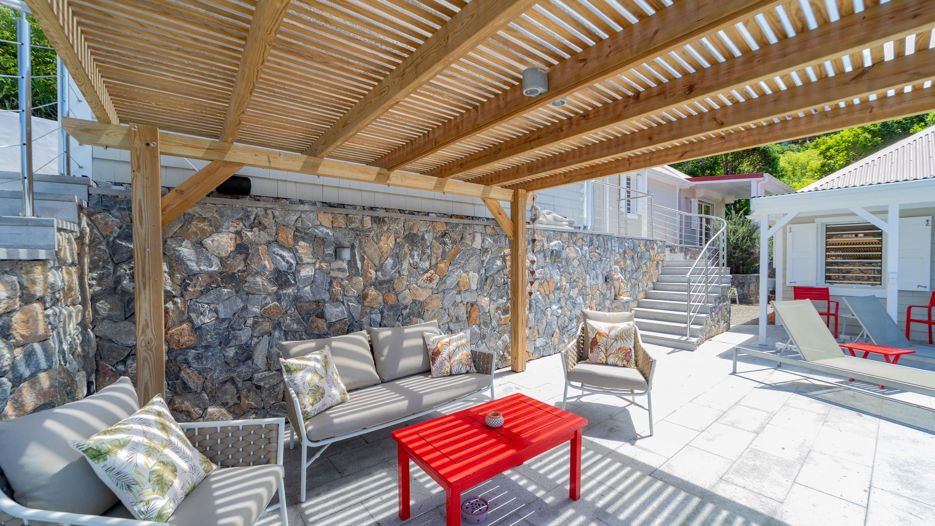 POOL & TERRACE