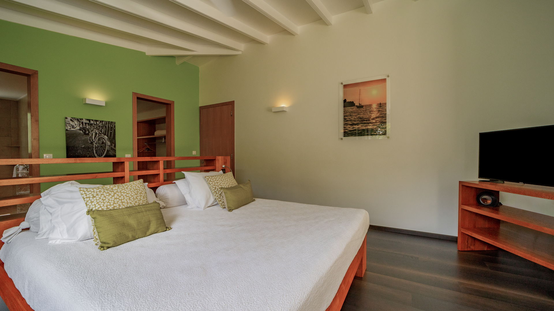 BEDROOM 2