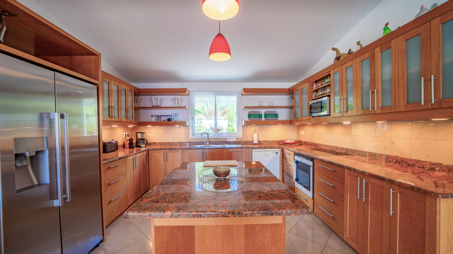 KITCHEN & DINING AREA