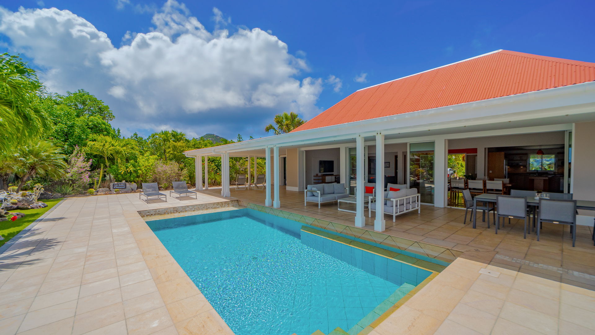 POOL & TERRACE