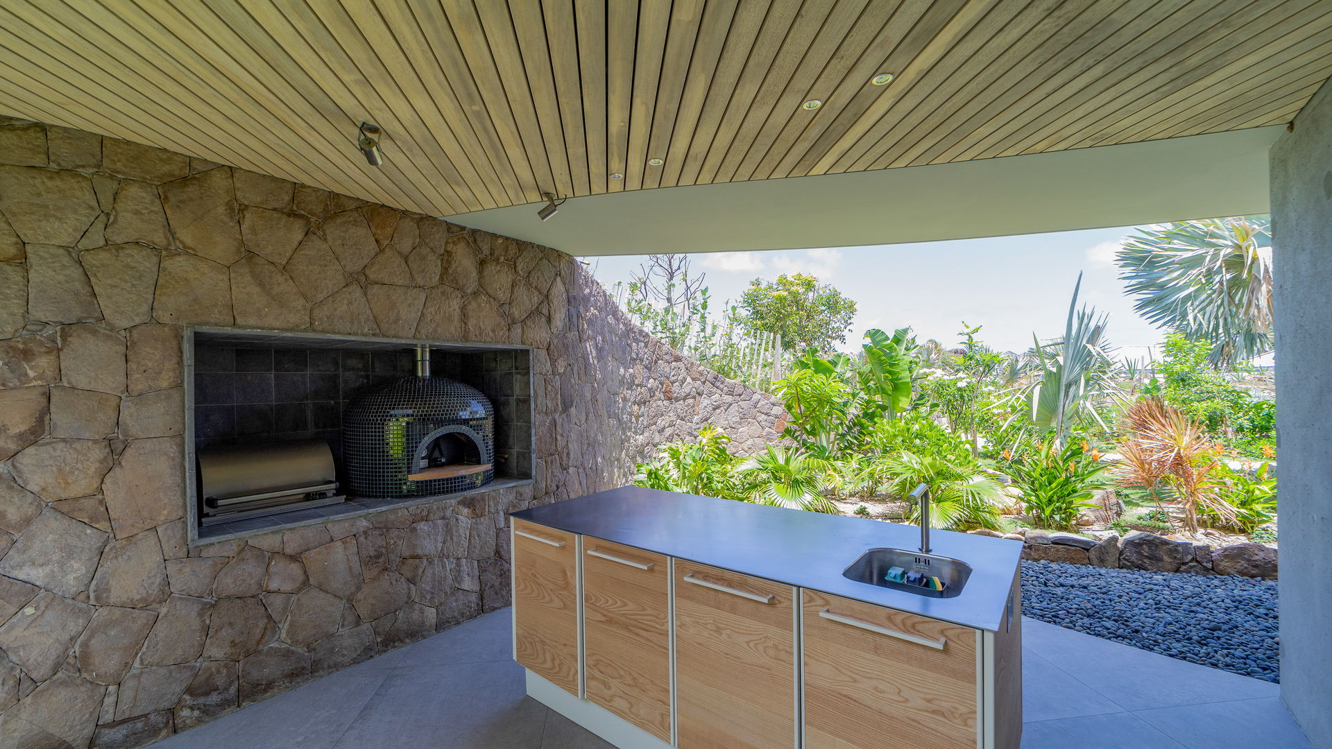 KITCHEN & DINING AREA