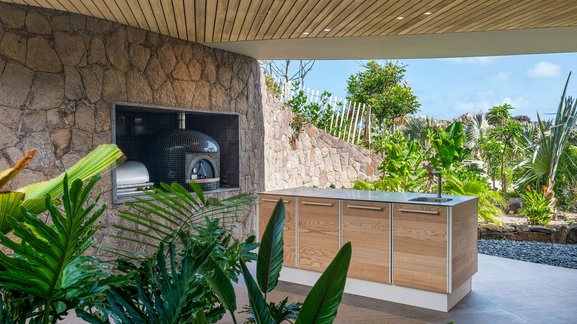 KITCHEN & DINING AREA