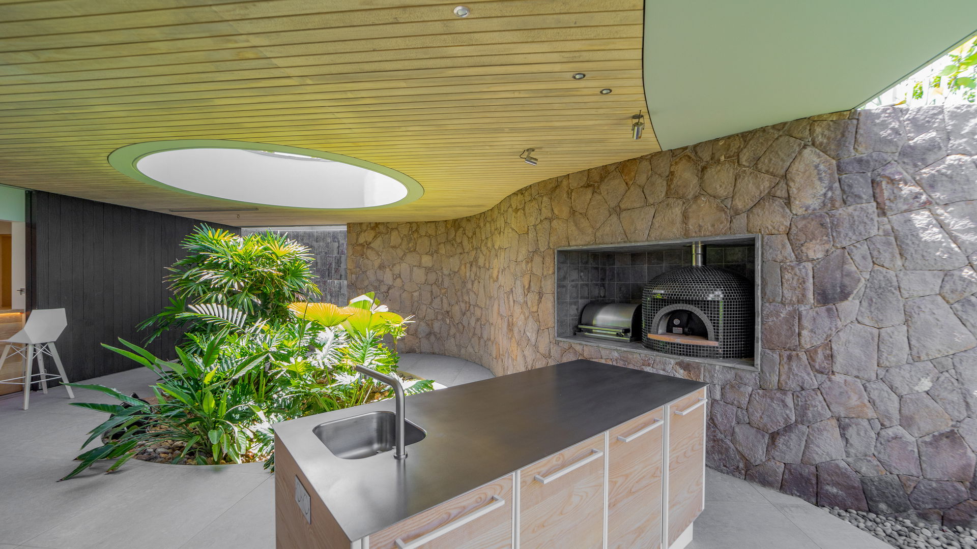 KITCHEN & DINING AREA