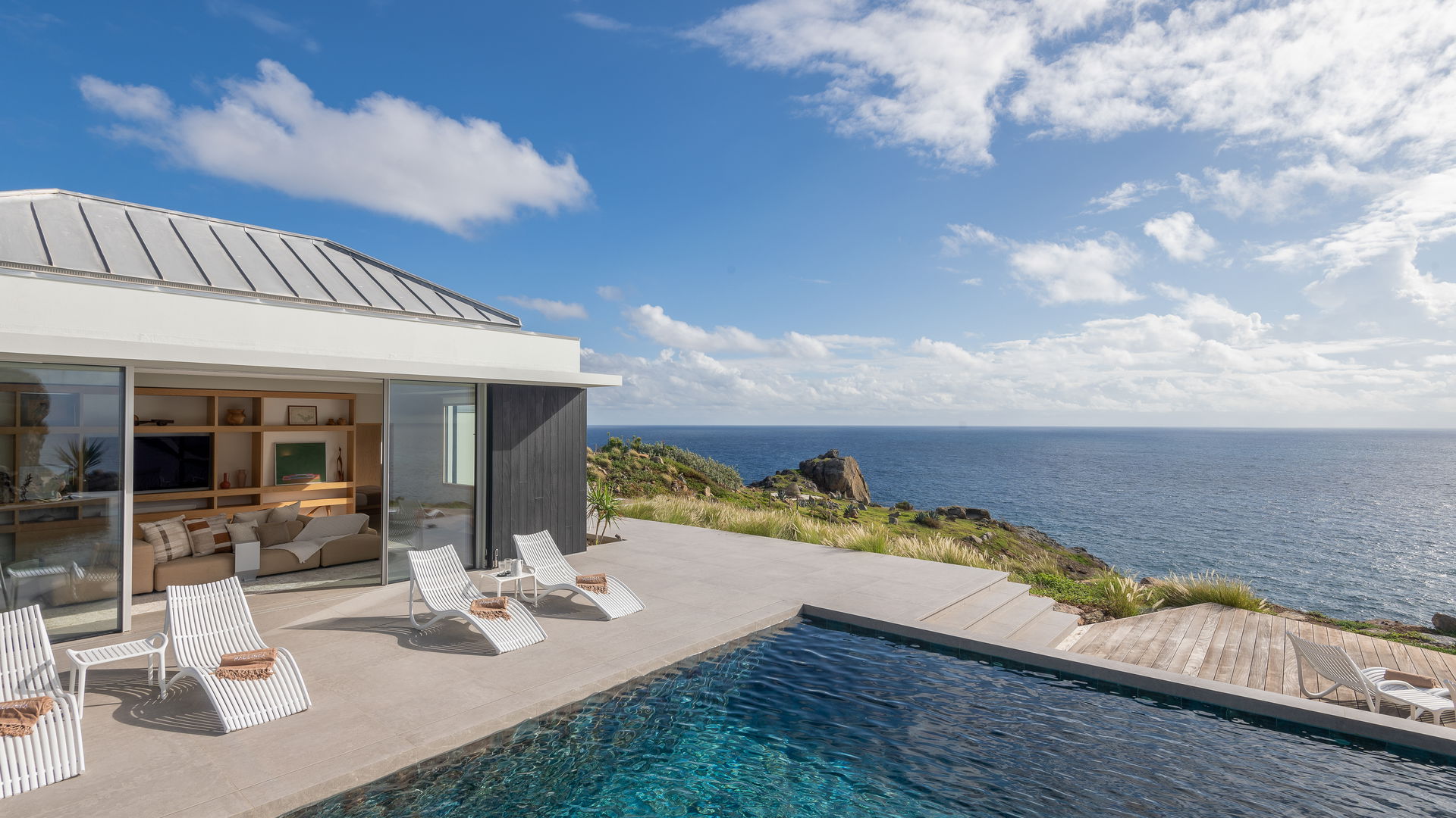POOL & TERRACE