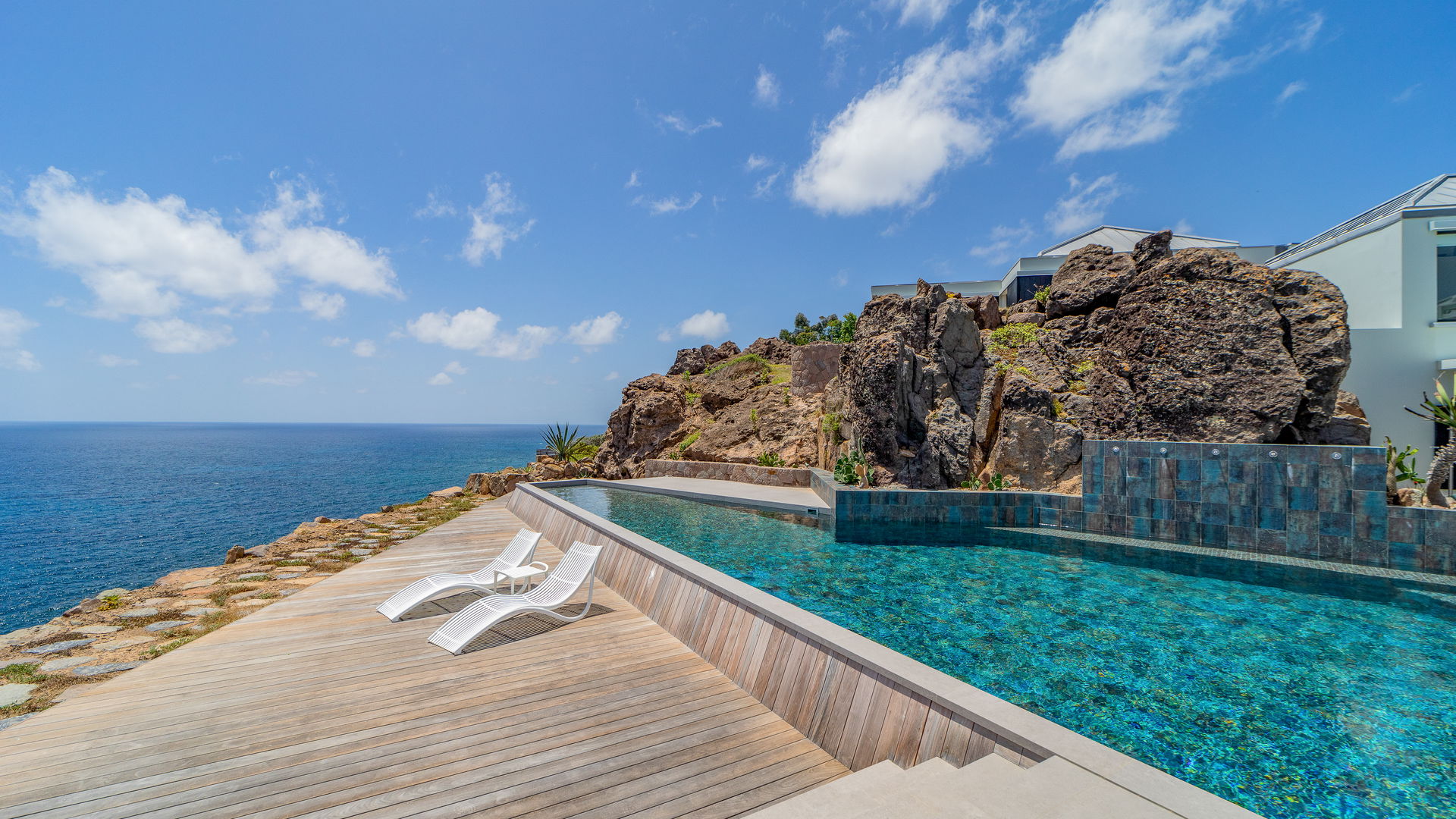 POOL & TERRACE